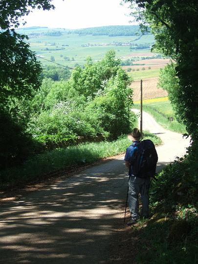 2008-05- (328).JPG - Und jetzt wieder den Berg runter. In der Ferne unser Tagesziel.